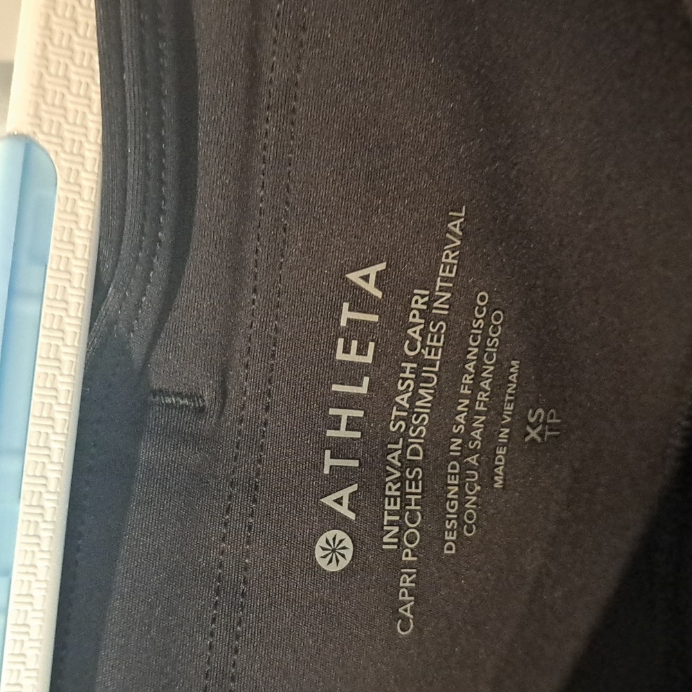 NWT Athleta interval stash capri pants Women's XS Black